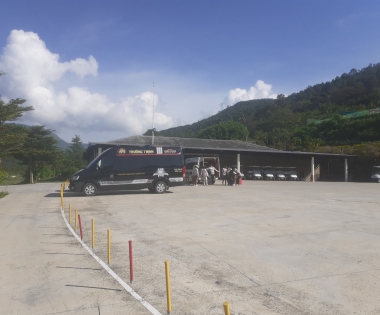 Du khách trải nghiệm cảm giác chơi golf ở độ cao 1200m tại sân golf The Dalat at 1200
