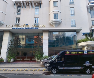 Xe Vip Trường Thịnh đón khách chuẩn bị cho chuyến du lịch nước ngoài