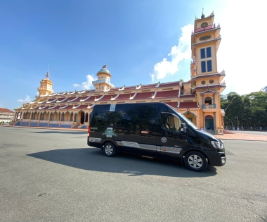 Limousine TRƯỜNG THỊNH  phục vụ đoàn khách gia đình đến tham quan Thánh Thất Cao Đài Tòa Thánh Tây Ninh