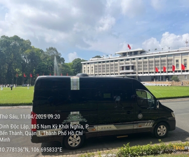 Limousine Trường Thịnh hân hạnh được phục vụ đoàn khách Quốc Tế đên tham quan Dinh Độc Lập trước ngày Đại Lể 50 năm Giải Phóng Miền Nam Thống Nhất Đất Nước 34/04/1975 - 30/04/2025
