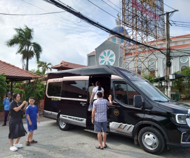 Limousine Trường Thịnh hân hạnh phục vụ đoàn khách VIP Hà nội đi tham quan, viến chừa tại Châu Đốc