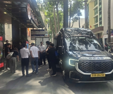 Limousine Trường Thịn hân haanhj phục vụ Quý Khách đi tham quan và làm việc tại TP. HCM